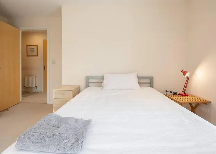 2 Bedroom Flat Next To Train Station & Gated Parking