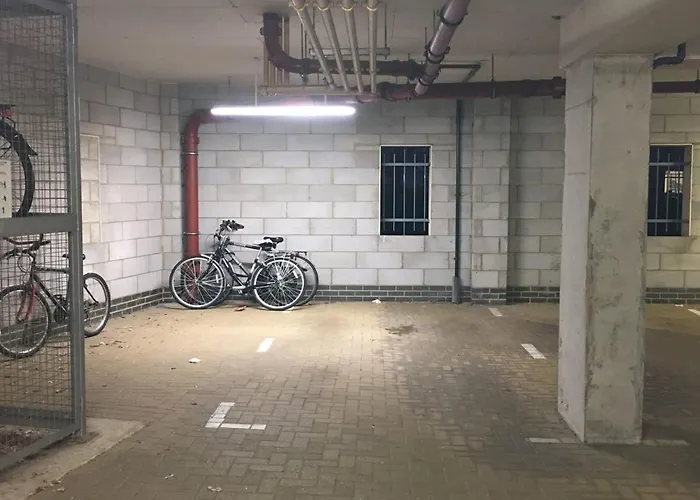 2 Bedroom Flat Next To Train Station & Gated Parking