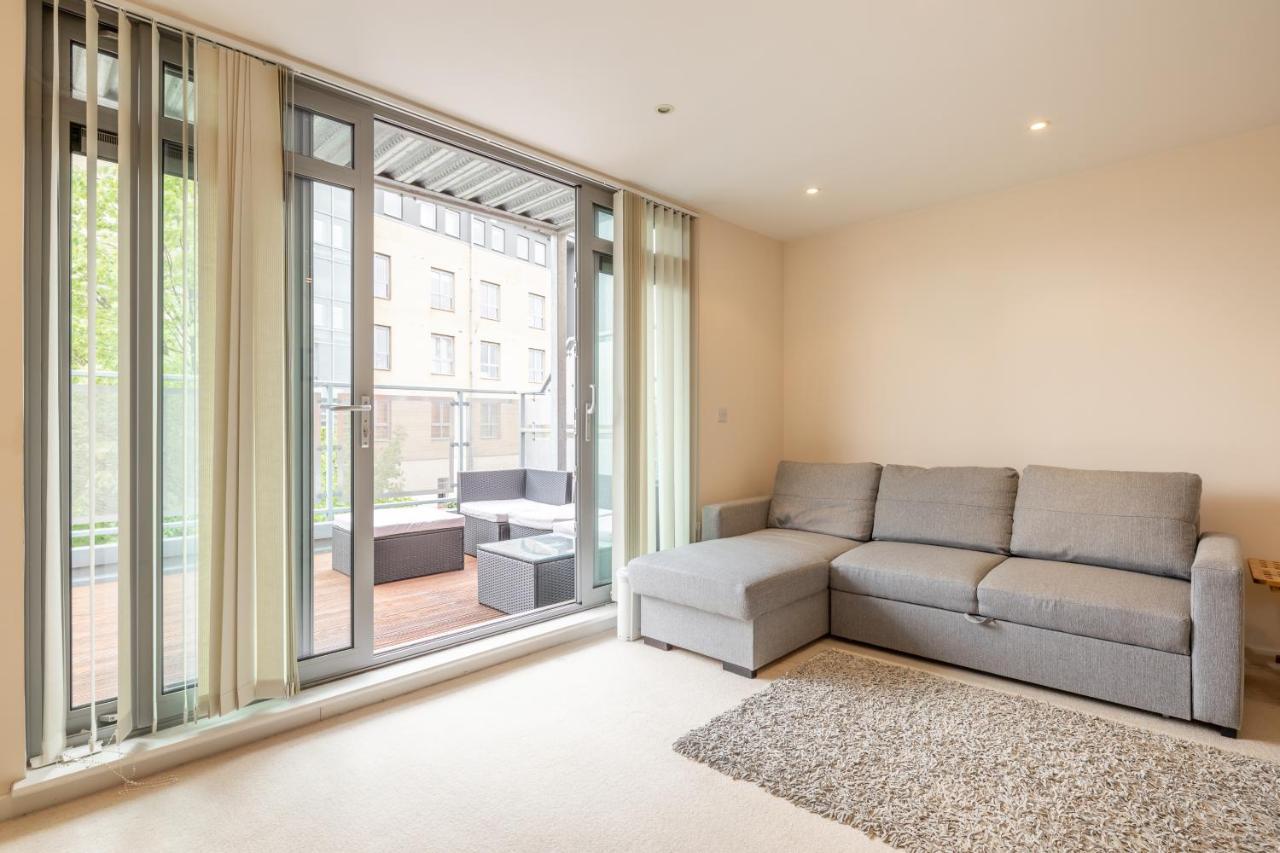Apartment 2 Bedroom Flat Next To Train Station & Gated Parking CBG