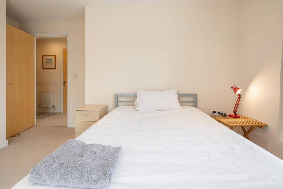 2 Bedroom Flat Next To Train Station & Gated Parking CBG