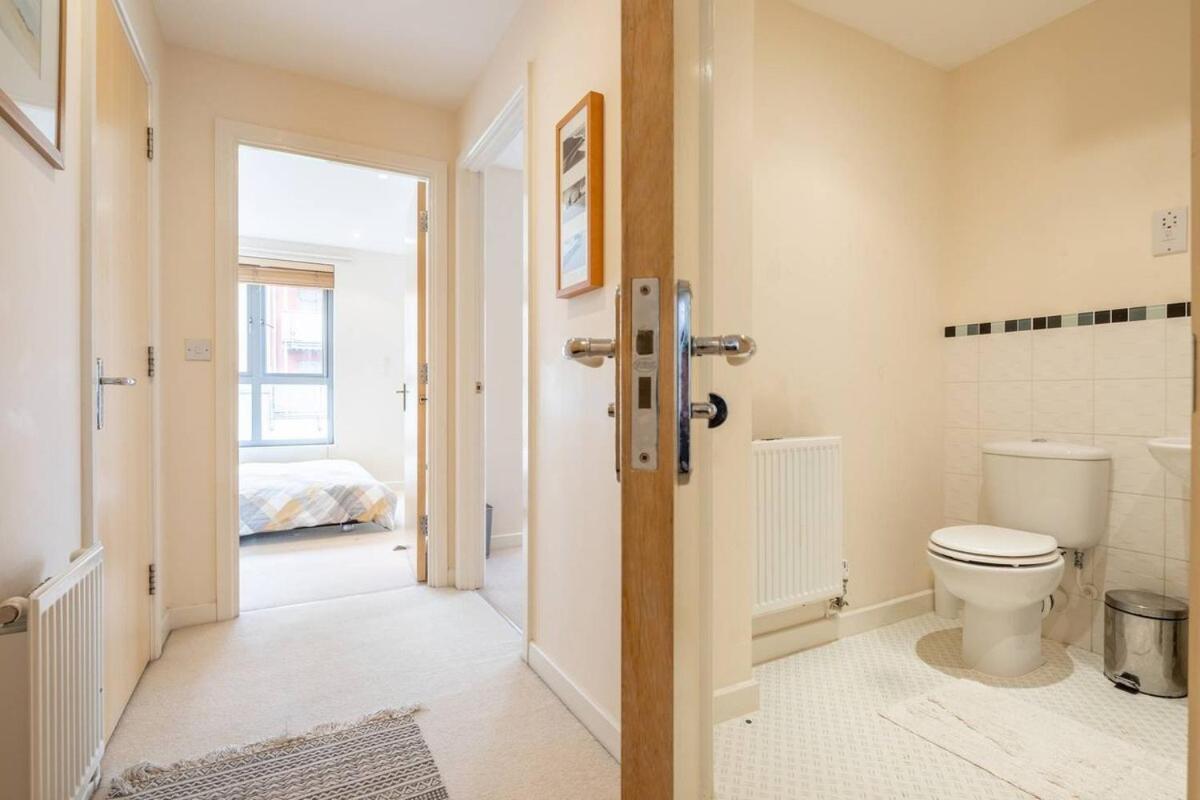 2 Bedroom Flat Next To Train Station & Gated Parking Apartment CBG