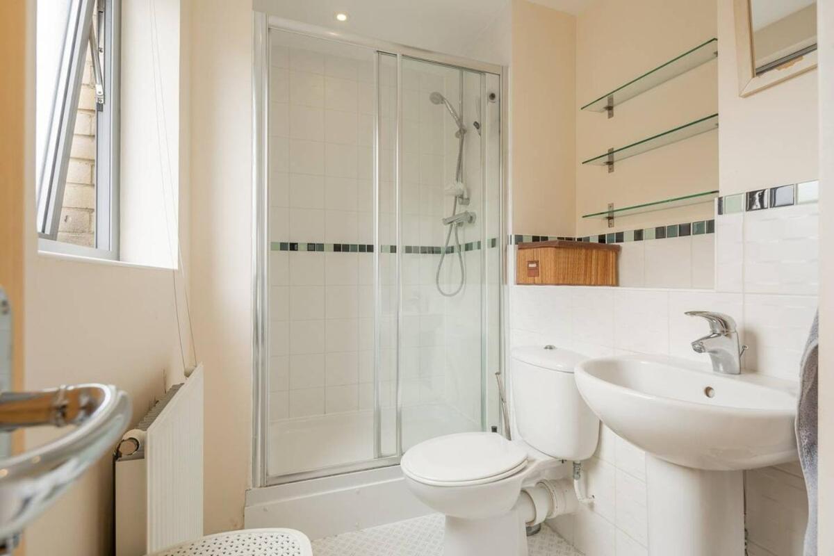 2 Bedroom Flat Next To Train Station & Gated Parking * CBG