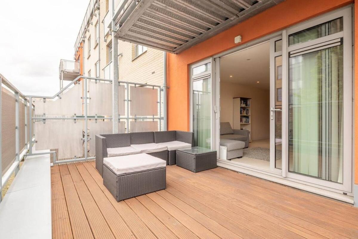 Apartment 2 Bedroom Flat Next To Train Station & Gated Parking *