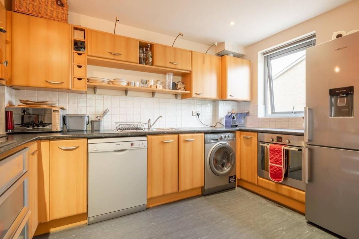 2 Bedroom Flat Next To Train Station & Gated Parking Apartment CBG