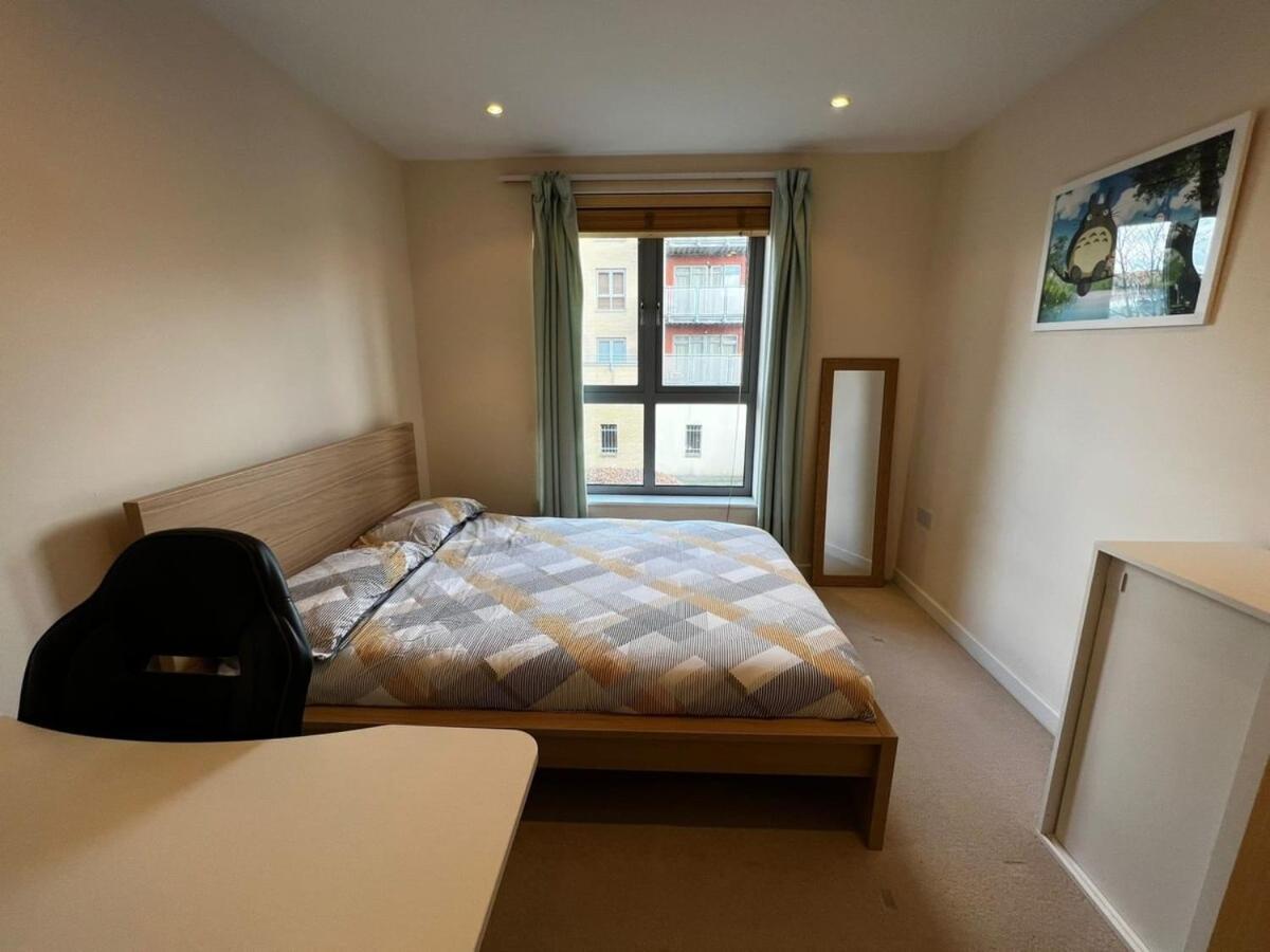 2 Bedroom Flat Next To Train Station & Gated Parking CBG