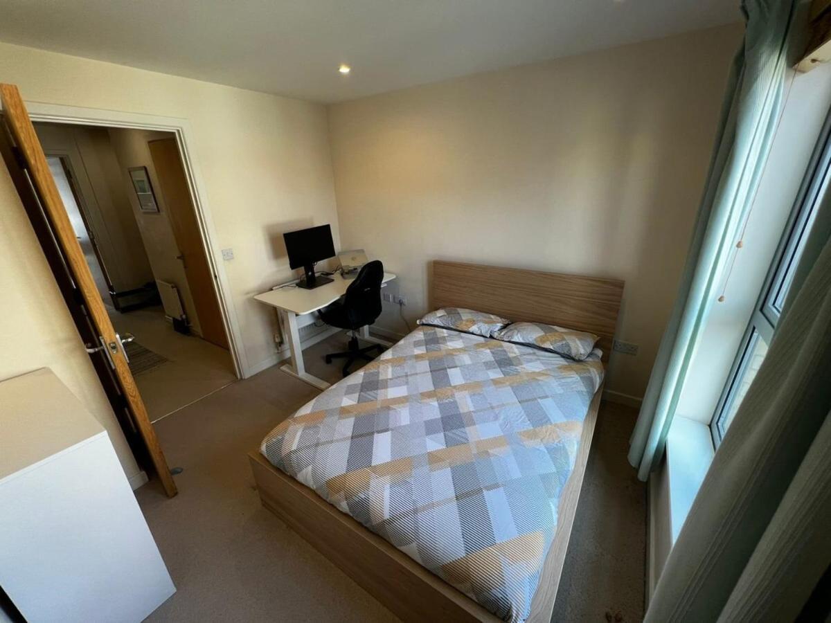2 Bedroom Flat Next To Train Station & Gated Parking * CBG
