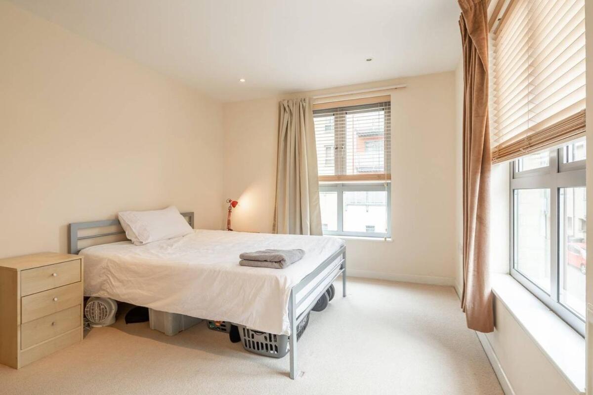 2 Bedroom Flat Next To Train Station & Gated Parking CBG