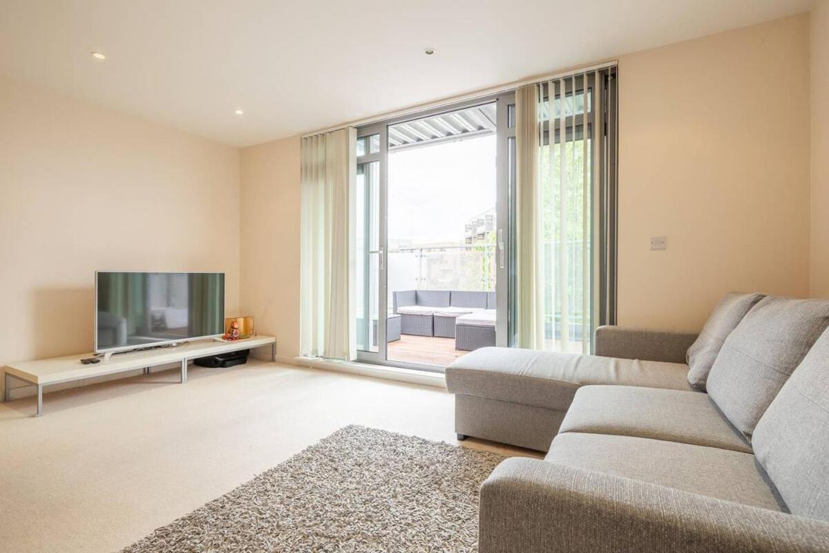 2 Bedroom Flat Next To Train Station & Gated Parking Apartment CBG